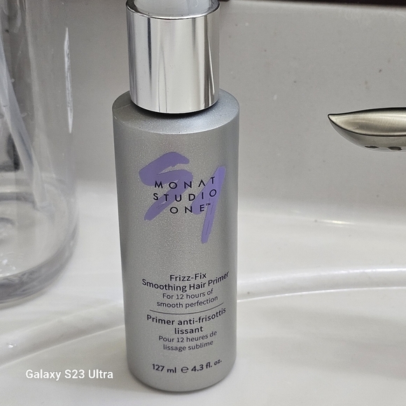 NEW. Monat Frizz Fix Smoothing Hair Primer - Picture 2 of 5